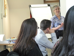 Elisabeth Goodman presenting the Introduction to Management course